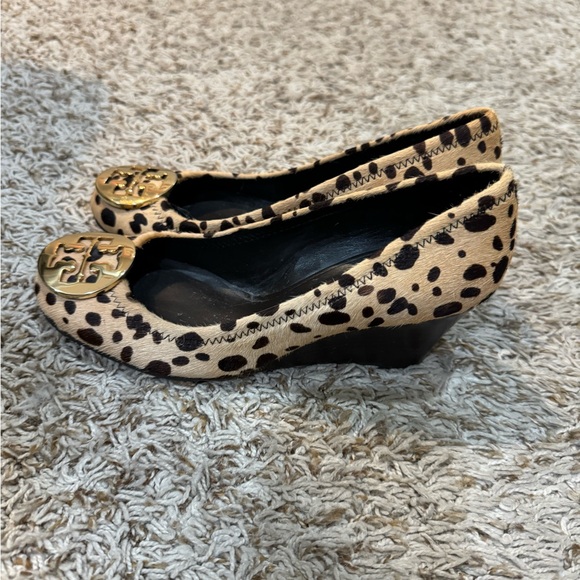 Tory Burch Animal Print Wedges size 6.5 - Picture 2 of 4